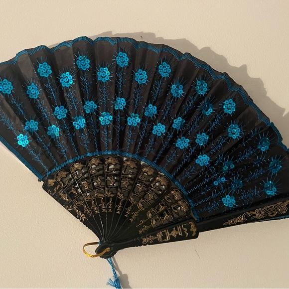 Always Have your fans on style 🪭🪭🪭 for 5️⃣ - Picture 2 of 13